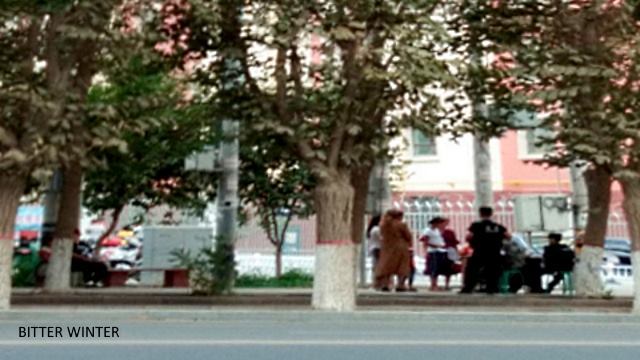 attesa per le visite dei familiari presso l'Istituto di Previdenza Sociale della contea di Shanshan