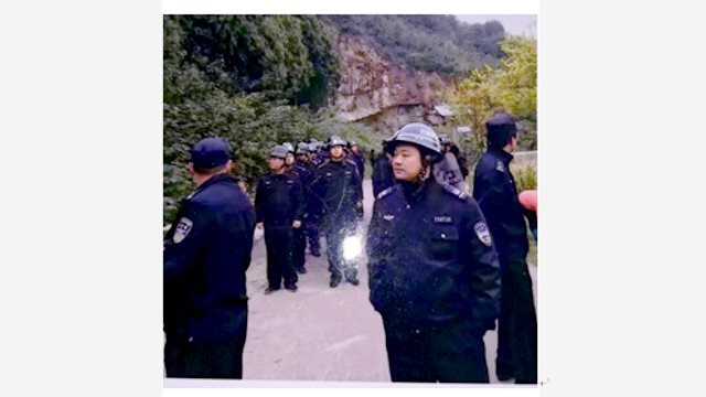 Agenti del PCC mentre creano un cordone di polizia attorno al monte Songshan