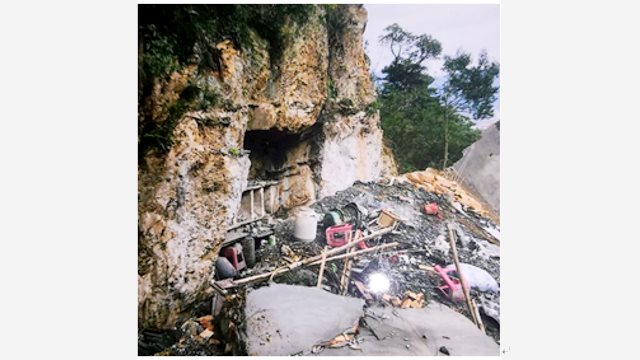 Rovine del tempio rupestre di Xialinzhou oggi, dopo che è stato distrutto con l'esplosivo