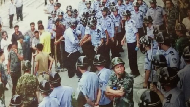 L’amministrazione locale ha inviato 300 agenti di polizia per minacciare gli abitanti del villaggio affinché firmassero l'accordo