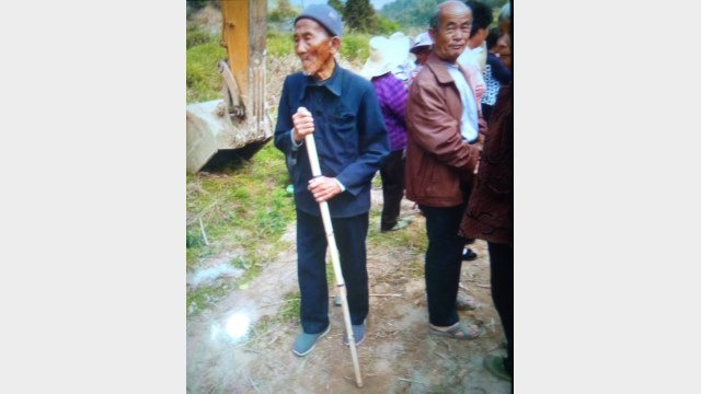 Gli abitanti anziani del villaggio di Wanzhai protestano per l’ingiustizia