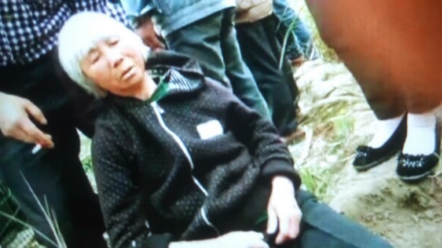 Il personale della Minlu trascina una donna
