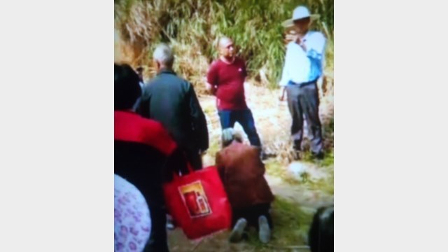 Un anziano paesano supplica il sindaco