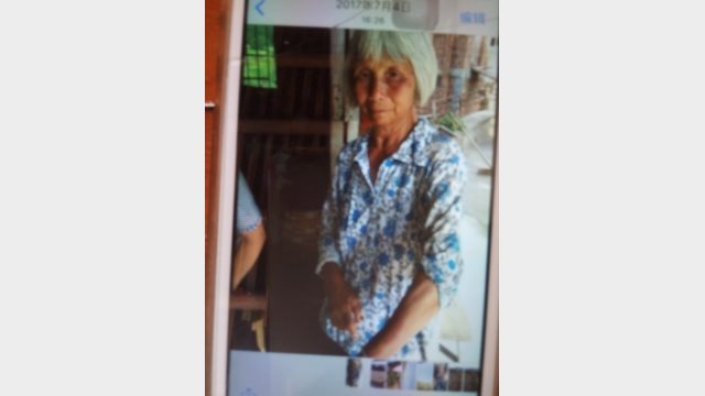 Un paesano con la mano ferita dal personale della Minlu