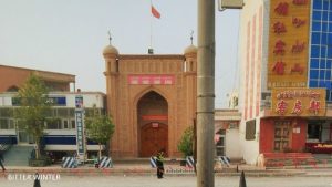 La polizia di pattuglia davanti alla moschea di Naqiuke Road nella contea di Shule