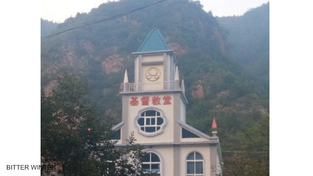 Chiesa del villaggio di Lian'gou nel borgo di Baitu, contea di Luanchuan, dipendente dalla città di Luoyang dopo che le sue croci venissero rimosse con la forza
