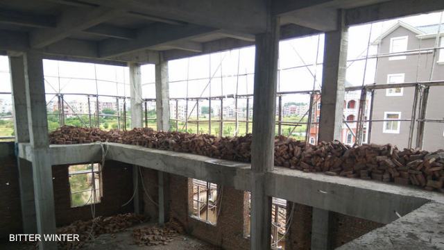La chiesa delle Tre Autonomie del villaggio di Lincuo, area metropolitana di Fuqing, rimasta forzatamente incompiuta