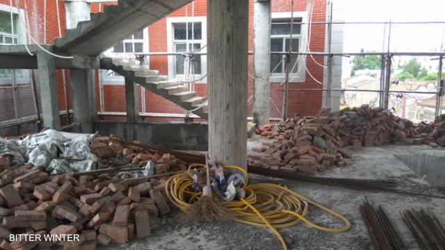 La chiesa delle Tre Autonomie del villaggio di Lincuo, area metropolitana di Fuqing, rimasta forzatamente incompiuta