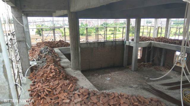 La chiesa delle Tre Autonomie del villaggio di Lincuo, area metropolitana di Fuqing, rimasta forzatamente incompiuta