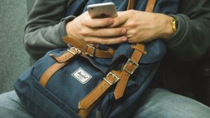 uomo che suona un telefono
