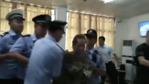La polizia arresta una persona.