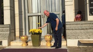 Il direttore di Bitter Winter, Massimo Introvigne, offre fiori allo stupa nei “killing fields” di Choeung Ek