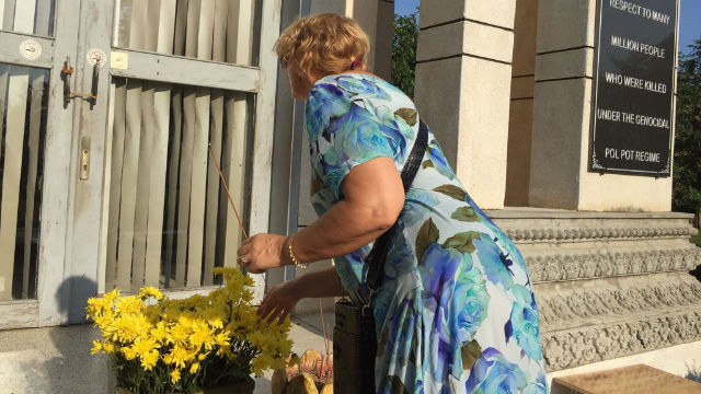 La vicedirettrice di Bitter Winter, Rosita Šorytė, offre fiori e incenso allo stupa di Choeung Ek