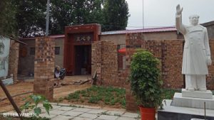La statua di Mao Zedong sulla facciata del tempio di Zhengxin a Xinzheng