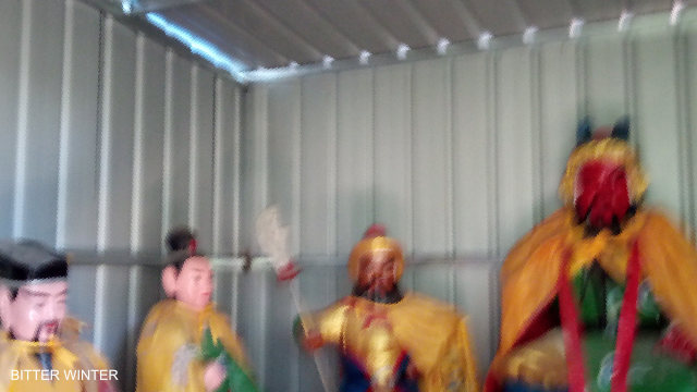 Statue del Budda trasportate dal tempio a un capannone di fortuna