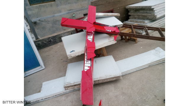 La croce della chiesa distrutta