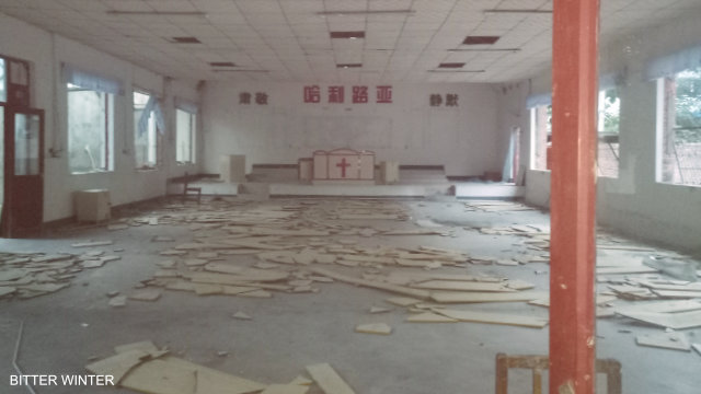 L'interno della chiesa prima della sua completa demolizione