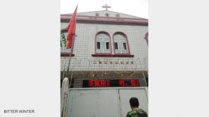 La porta d'ingresso della chiesa chiusa a chiave e bloccata con filo di ferro