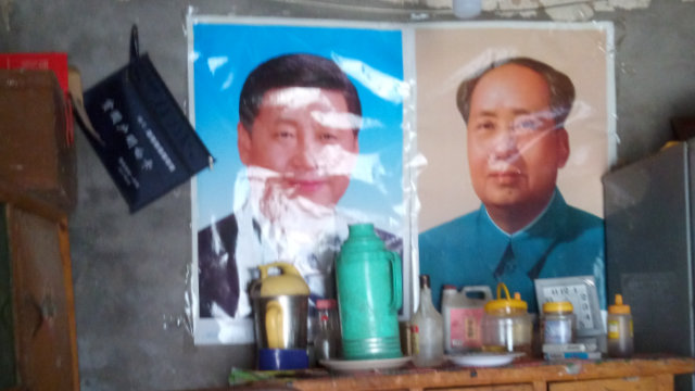 I ritratti di Mao Zedong e Xi Jinping sono stati messi al posto di disegni religiosi