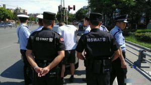 La polizia controlla l'auto