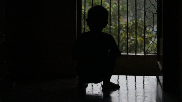 Bambino che aspetta padre