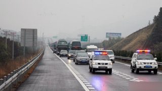 auto della polizia sulla strada