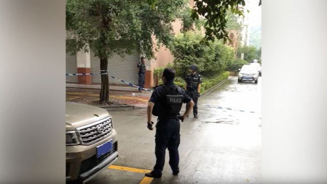 Agenti di polizia all’esterno della Sheperd's House Church, nella città di Qingyuan