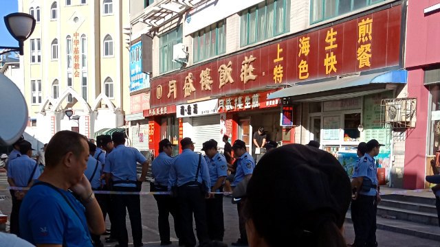 Il sigillo della polizia agli incroci che conducono alla chiesa