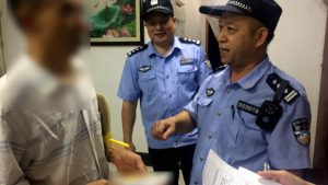 La polizia ha registrato le informazioni di identità