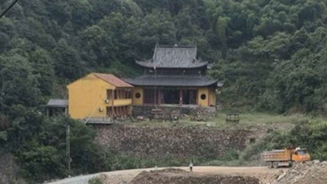 Il tempio nella città di Ningbo prima della demolizione