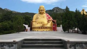 La statua gigante del Budda nel Parco Jiushan