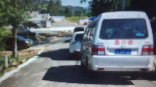 Un ambulanza porta Zhang Guizhi all’ospedale