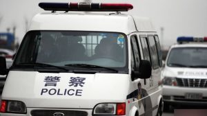 molte macchine della polizia
