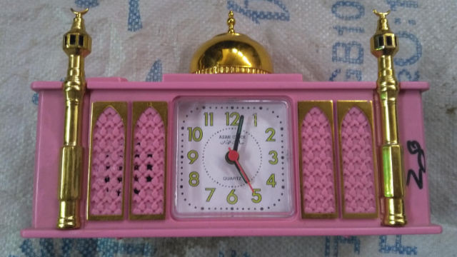 È vietata la vendita di orologi con motivi decorativi islamici