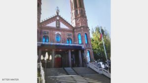 La bandiera cinese viene eretta con la forza nella residenza del vescovo della diocesi cattolica di Zhengding.