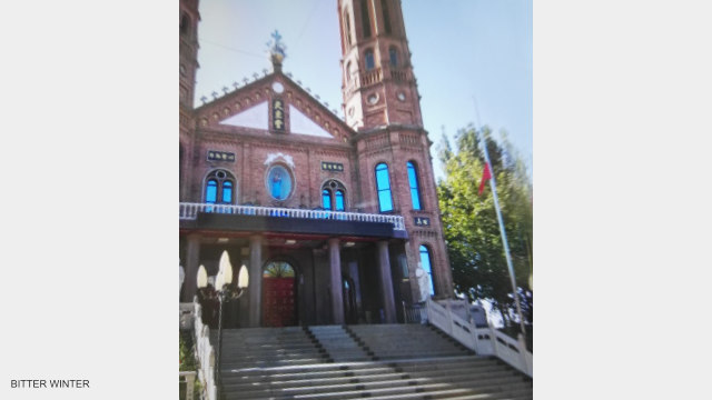 La bandiera cinese viene eretta con la forza nella residenza del vescovo della diocesi cattolica di Zhengding.