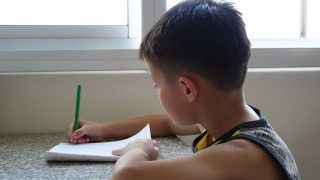 ragazzo impara a scrivere parole