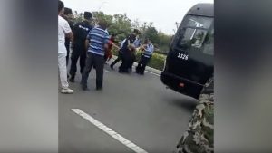 Il vicedirettore della stazione di polizia ordina ai dimostranti di mettere fine alle proteste