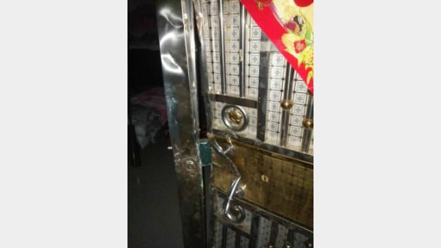 La polizia abbatte una porta per catturare delle persone