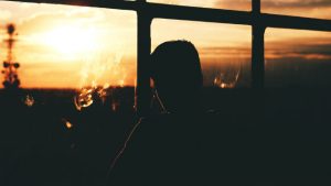 gli uomini guardano il tramonto