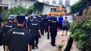 La squadra di demolizione incaricata dall’amministrazione locale