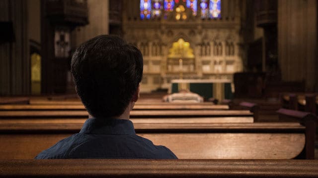Uomo in chiesa