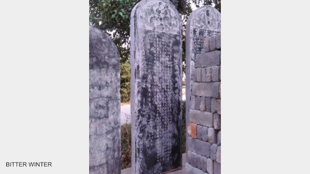 L'iscrizione su una lastra di pietra che riporta la storia della ricostruzione del tempio di Qigu