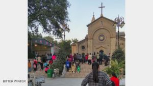 I fedeli riuniti fuori dalla chiesa