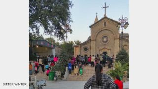 I fedeli riuniti fuori dalla chiesa