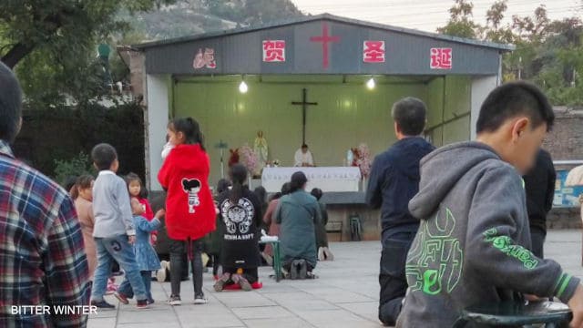 La Messa celebrata all’esterno della chiesa