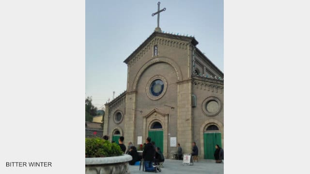 La Messa celebrata all’esterno della chiesa