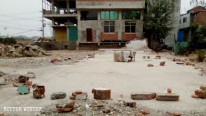 Un podio improvvisato sulle rovine della chiesa demolita nel Fuyang