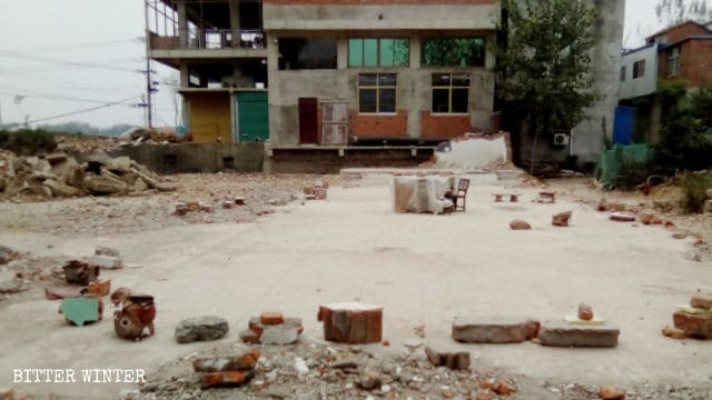 Un podio improvvisato sulle rovine della chiesa demolita nel Fuyang