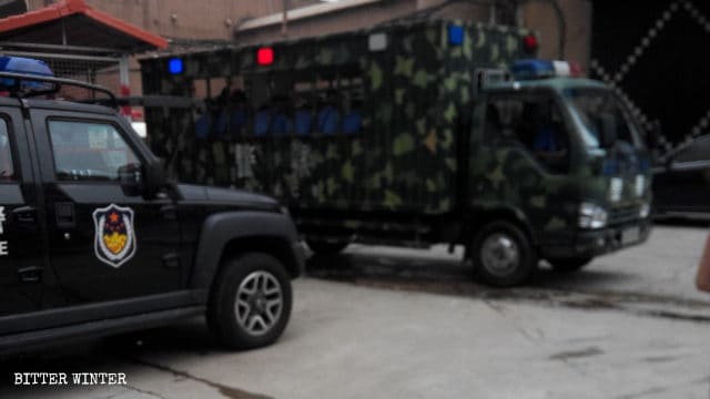 L’auto della polizia utilizzata per trasferire i fedeli arrestati